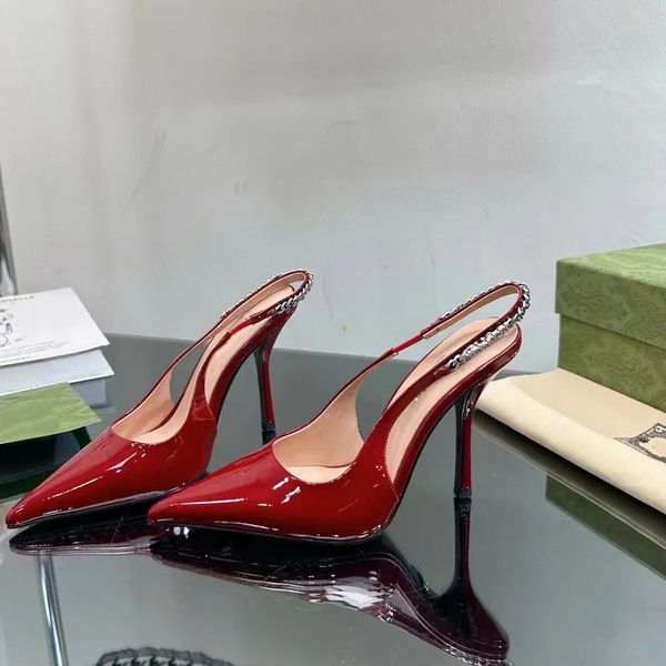 Mulheres 10 cm de salto alto sapatos de vestido elegante slingbacks de laca de laca sapatos de designer de luxo sandálias decorativas de corrente de metal casual