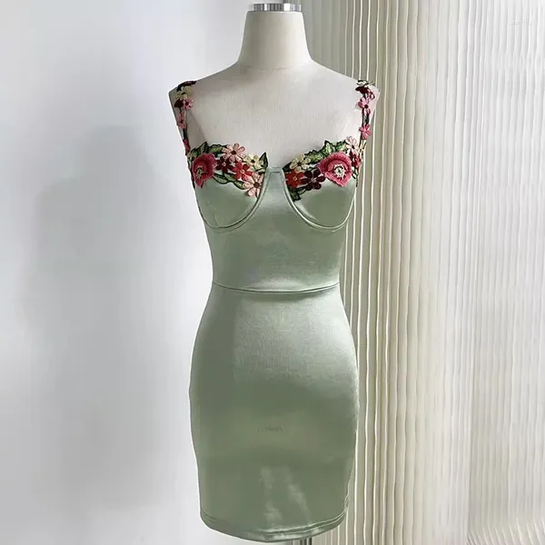 Vestidos casuais vintage bordado floral elástico cetim espaguete cinta vestido mulheres férias magro curto com sutiã