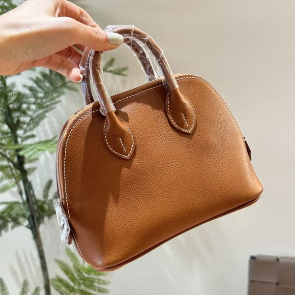 Mini Bolide ist eine handgefertigte Bowling-Shell-Tasche. Umhängetasche, Designer-Tasche, Umhängetaschen. Klassische Luxustaschen. Damen-Handtasche aus Leder, Designer-Geldbörse aus Kokos-Rindsleder