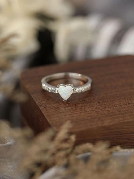 Anéis de cluster brilhando puro 925 prata anel feminino incrustado com opala em forma de coração e zircão adorável estilo doce para desgaste de festa de família