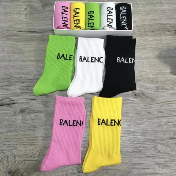 Hediye Kutusu Çorap Tasarımcı Renk Mektup Çoraplar Erkek Kadın Pamuk Kaykay Sokağı Gündelik Çorap Uzun Çorap Jacquard Mektup Çoraplar Uzun Çoraplar Renkli Pamuk Çoraplar