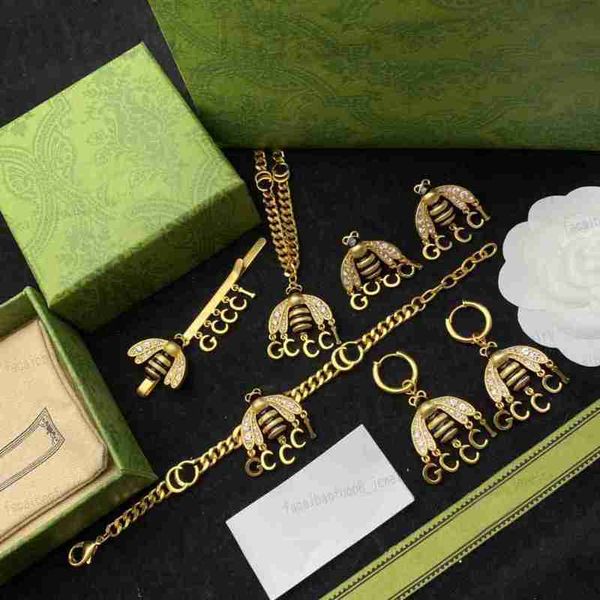 Дизайнерская цепочка Дизайнерское ожерелье Браслет Серьги Заколки для волос Заколки, латунная пчела и кулон с алфавитом Наборы элементов, стильные женские подарки PXG1