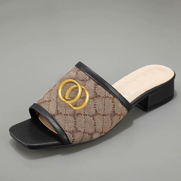 2024 Designer Sandali di lusso da donna Zeppe con plateau nere Pantofola flatform in paglia Comodità estiva Scarpe basse estive in rilievo Macaron Sandali firmati da spiaggia Taglia 35-42