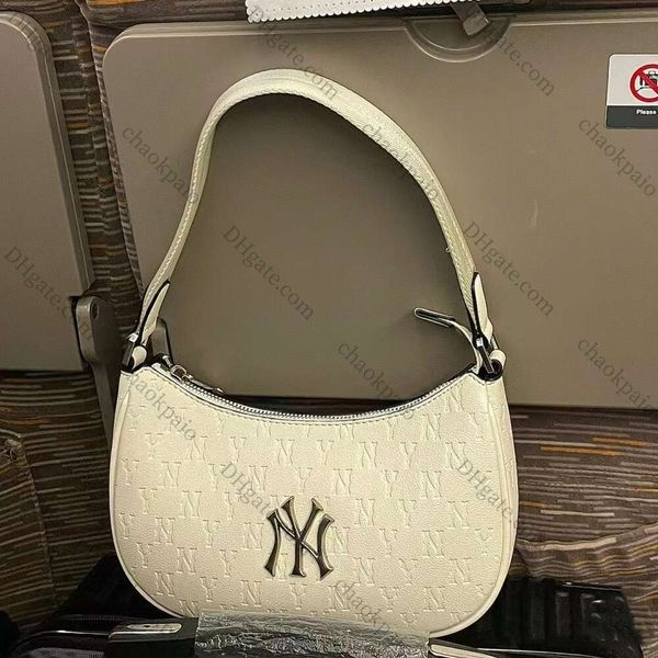 Borsa sottobraccio coreana Mlb in rilievo per donna 2023 Inverno Nuova borsa a tracolla portatile versatile quotidiana minimalista urbana