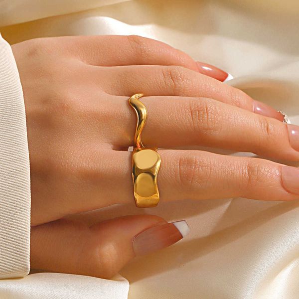 Anel de abertura irregular de aço inoxidável popular, personalizado, simples e moderno, anel de aço de titânio galvanizado em ouro genuíno para mulheres