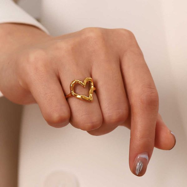 Kadın Tasarım için Fransız Tarz Yüzüğü Niş Instagram Blogcular Aynı Çekiç Desenli Kalp Işığı Lüks Titanyum Çelik Altın Kaplamalı Solmayan Yüzük
