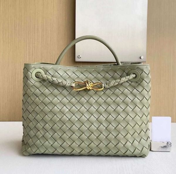 2024 B Family 8-line Buckle Andiamo Bag Original Leather New Woven Womens Portable Single Shoulder Crossbody Official Document Tote Bag Designer Bags08gg