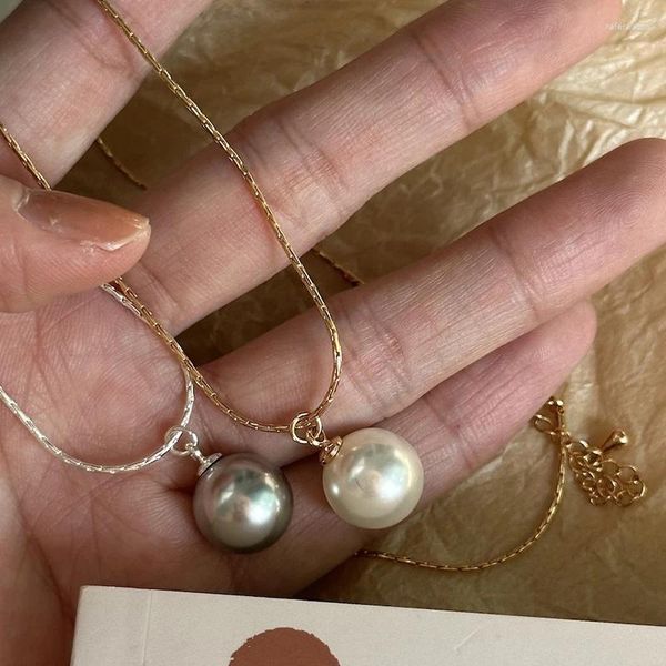 Halskette Ohrringe Set 2024 Mode Grau Weiß Perlenanhänger Vielseitig Einfache Schlangenknochenkette Cooler und fortschrittlicher Stil vergoldeter Pullover