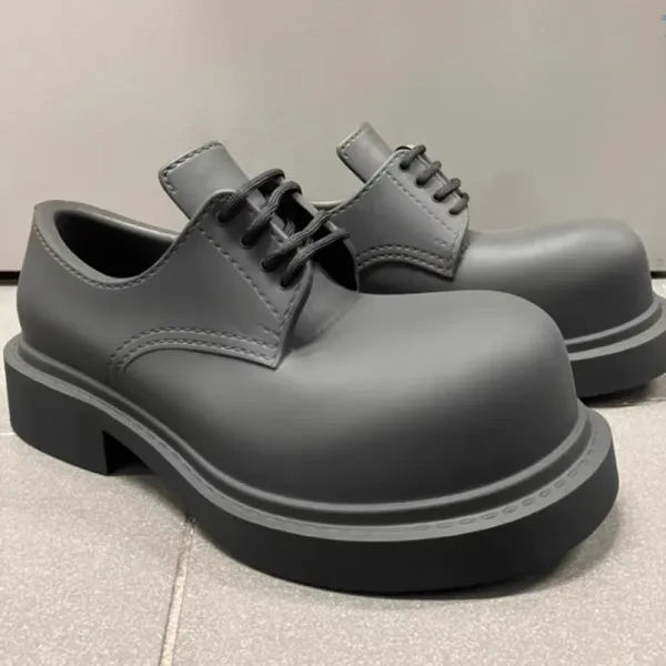 Sapatos Hot Sales Men's Big Head Derby Sapatos de couro Spring Summer Summer Laceup redondo dedo do dedo do pé grosso Formulário plano jovem pegando oxfords