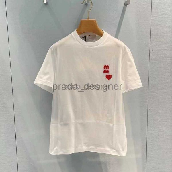 Designer feminino camiseta 24ss MIUI Família Dia dos Namorados Limitado Primavera Novo Amor T-shirt de manga curta Mulheres Pescoço redondo bordado solto puro algodão vermelho pêssego coração