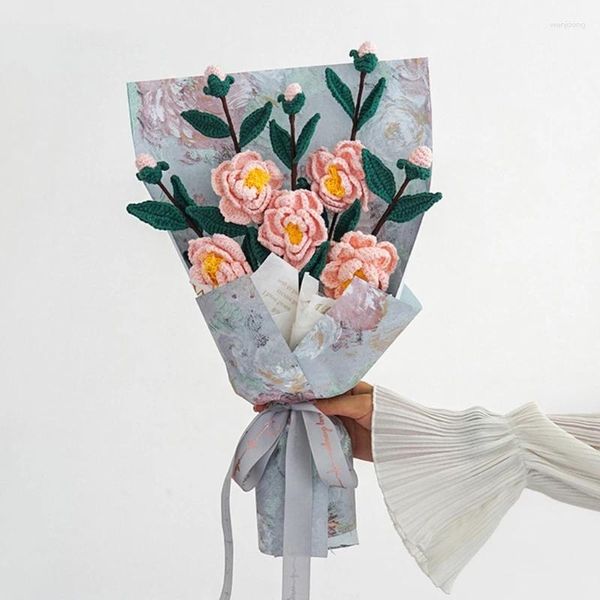 Fiori decorativi fatti a mano in lana all'uncinetto Simulazione del prodotto finito Bouquet di camelie immortali Regalo creativo di San Valentino fai-da-te