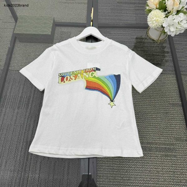 Neues Baby-T-Shirt, Regenbogen-Buchstabenmuster, bedruckt, Kinder-T-Shirt, Größe 100–150 cm, Kinder-Designer-Kleidung, Mädchen, Jungen, Kurzarm-T-Shirts, 24. März