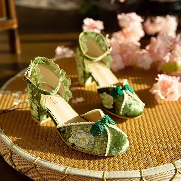 Scarpe da donna in stile cinese 2023 Sandali Mary Jane vintage ricamati verde Falbala eleganti tacchi alti da donna 240320