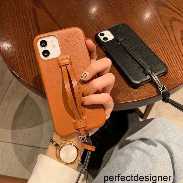 Designer de moda couro iphone casos para iphone 14 designer pulseira de pulso caso de telefone macio 13 12 11 pro max xr celular proteger capa cyd238222ev70