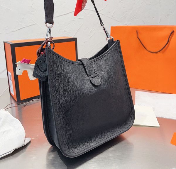 Frauen weicher echter Leder-Umhängetasche mit Rechteck hohl Pierce Buchstaben Meldung Tasche Retro-Stil Geldbörse mit Pony Anhänger Cross-Body Satchel