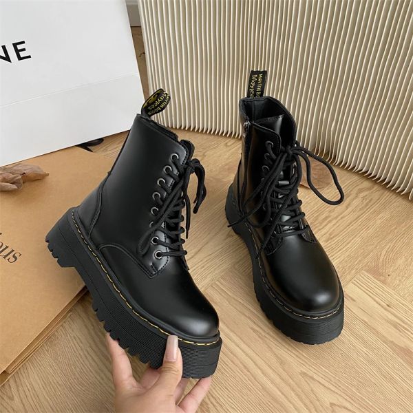 Boots 2024 New Ront Laceup Combat Women's Boots Casual Shouse Женщины Chelsea Boots Ladies Classic Punk High Hells Platform Boots