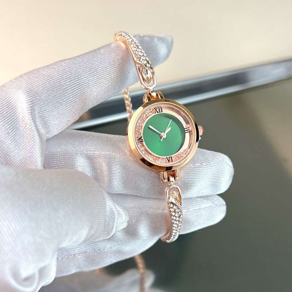 Nuovo piccolo orologio con braccialetto di diamanti verdi, orologio al quarzo semplice e alla moda da donna elegante