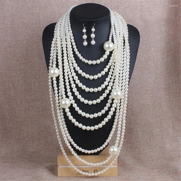 Catene di bellissime perle bianche grandi che realizzano collane di perline multistrato girocollo di gioielli per la festa nuziale della sorellanza