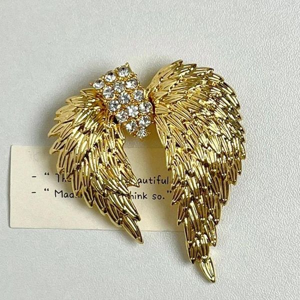 Spille Design di nicchia Ala dorata Piuma Anello aperto Spilla per corpetto con strass Deluxe di lusso Accessorio per banchetti da donna