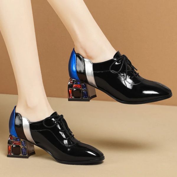 Oxfords Britisch -Schlangenmuster Patent Leder Schuhe Frauen Wohnungen spitzer Zehenladungslaafer Schnüren mehrfarbige Kristallschiffer -Absätze Oxfords 2020