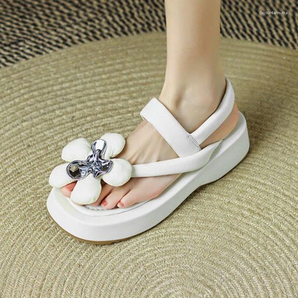 Sapatos de vestido 2024 mulheres de couro branco plataforma apartamentos sandálias espuma flor decoração grossa sola cunha verão ins preto sandalias chaussure