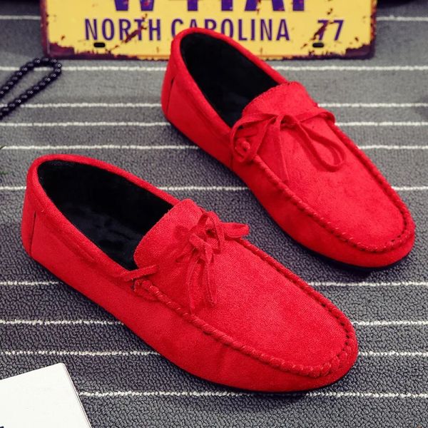 Botas Spring Red Suede Mocassins deslizam em sapatos de acionamento para homens de couro macio 2023 nova moda confortável homem casual sapatos planos