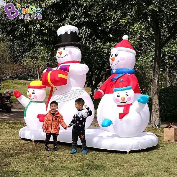 Palla di neve gonfiabile in cartone animato soffiato ad aria per la famiglia di pupazzi di neve di Natale gonfiabile recentemente realizzata su misura da 4mLx2mWx3mH (13,2x6,5x10ft) per la decorazione del parco all'aperto