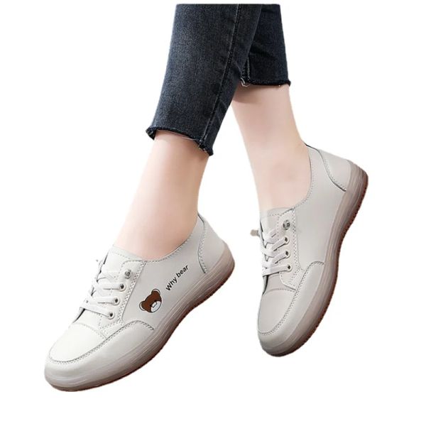 Sapatos mulheres que andam tênis Big Size 2023 Spring Novo pomares de couro genuínos jovens garotas femininas tênis casuais sapatos de enfermagem