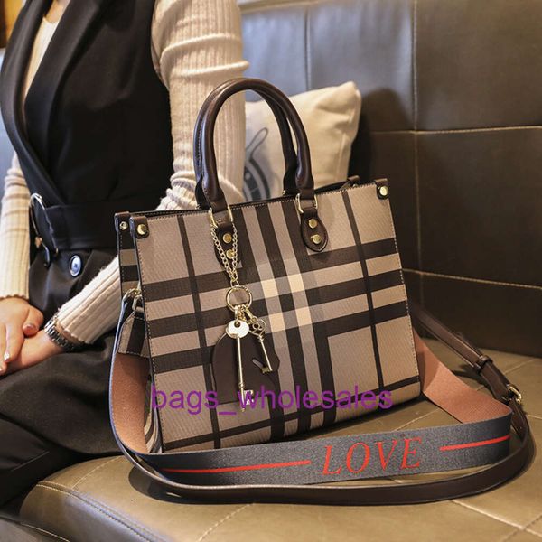 Сумка фабричного дизайна, женская сумка из Гонконга, новинка 2024 года, простая модная и великолепная сумка-тоут большой емкости, модная портативная сумка через плечо