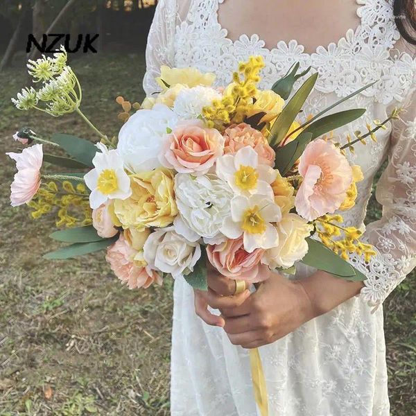 Flores de casamento NZUK Artificial Rose Bouquets de Noiva Amarelo Suporte de Mão de Seda Folha Verde Accesoire Mariage
