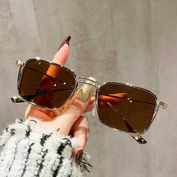 Yeni çift çubuk güneş gözlüğü şık çizgili sokak fotoğrafı modaya uygun UV dirençli kare gözlük