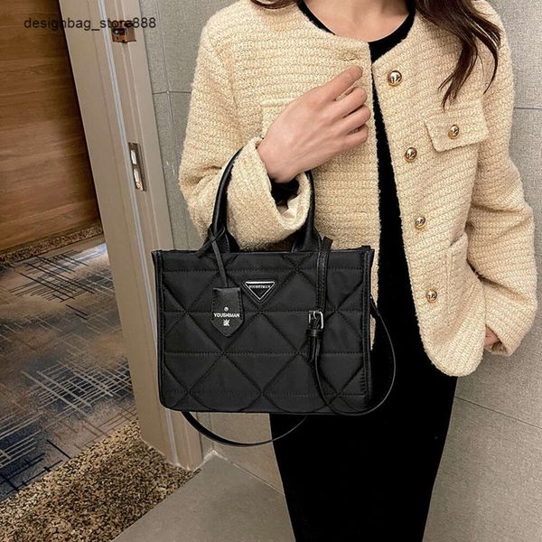 Kadınlar için Tasarımcı Çantalar Sonbahar ve Kış Yeni Büyük Kapasiteli Tote Çanta Aile Lingge İşlemeli Büyük Moda Bir Omuz Çanta Çartı Crossbody Bayan