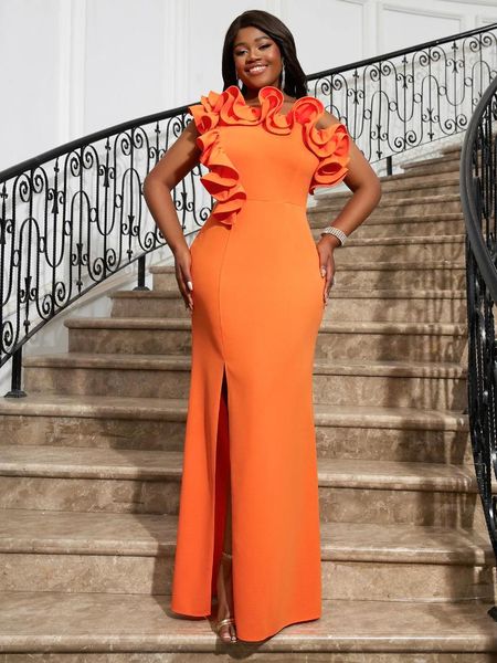 Plus Size Kleider AOMEI Sexy Damenbekleidung Orange Rüschenkante Blütenblatt Dekoration Asymmetrisches Split Abendkleid für Frauen 2024