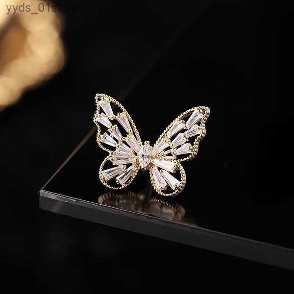 Pins Broschen SUYU ly Schmetterling Kupfer Micro Zirkonia Brosche Persönlichkeit Kragen Pin Anzug Mantel Zubehör Neujahr Geschenk Großhandel L240323