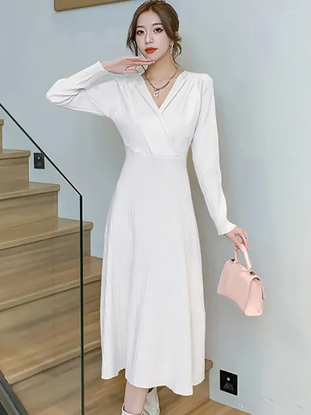 Vestidos casuais branco de malha elegante roupas femininas outono inverno grosso camisola quente vestido 2024 coreano vintage luxo bodycon estiped