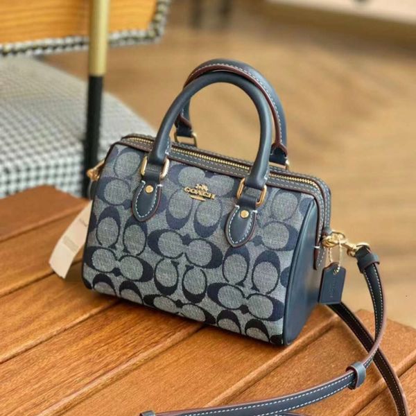 Designer Coachness Bag Winter New Koujia Boston Pillow Bag Borsa a tracolla classica con fiori antichi di moda da donna Borsa a tracolla per atmosfera da pendolarismo