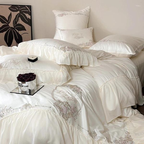 Conjuntos de cama Bege Chiffon Lace Princesa Luxo Algodão Egípcio Flores Bordado Sólido Quilt Cover Set Cama Folha Fronhas