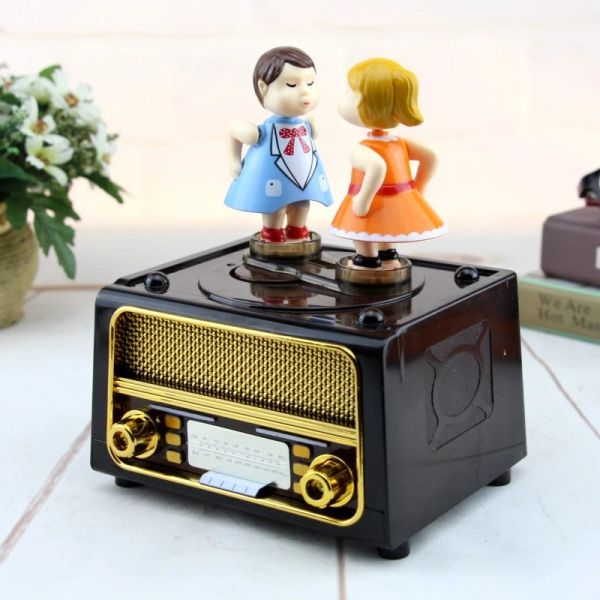 Коробки пара поцелуй музыкальная коробка день рождения подарки подарки поставки музыкальная коробка Diy Radio Shape Antique Craved Musical Box Caja de Musica Kids Gift