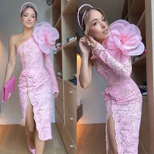 One-Shoulder-Rosa-Etui-Spitze-Abschlussballkleid mit handgemachter Blume, lange Ärmel, seitlicher Schlitz, Tee-Länge, formelles Partykleid für Frauen, 2024, sexy Cocktailkleid