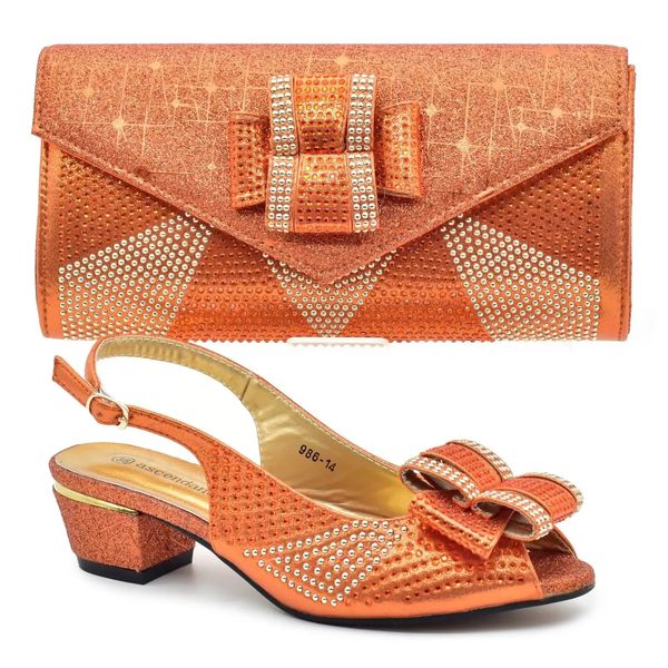 Летние сандалии, свадебная обувь для женщин, 2023 г., удобный итальянский дизайн с цветами, комплект сумок в тон, 240322