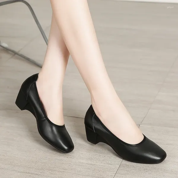 Sapatos de vestido Mulheres profissionais El Work Black Leather Soft Soles Confortáveis Mid-Heeled Stewardess OL