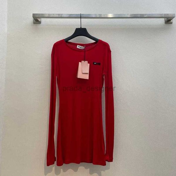 Vestidos casuais de luxo no início da primavera nova miui gaoding básico minimalista vermelho com nervuras de malha comprimento médio em torno do pescoço manga comprida camiseta