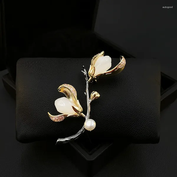 Broches high-end magnólia flor broche feminino luxo elegante pino terno casaco decote ornamento presente roupas acessórios pérola jóias 5507