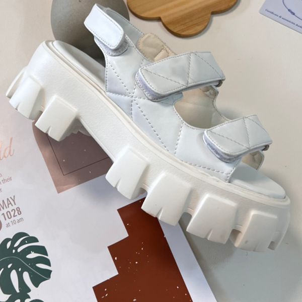 Novo estilo chinelos de uma linha início do verão luxo feito à mão letras bordadas denim sandálias planas forro macio e confortável sapatos de salto plano com sola de couro clássico