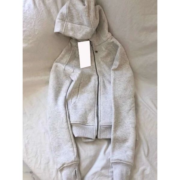 Piccolo cardigan grigio con cappuccio da donna con un tocco primaverile e autunnale, giacca corta con cerniera di nicchia, vestibilità slim, super bella