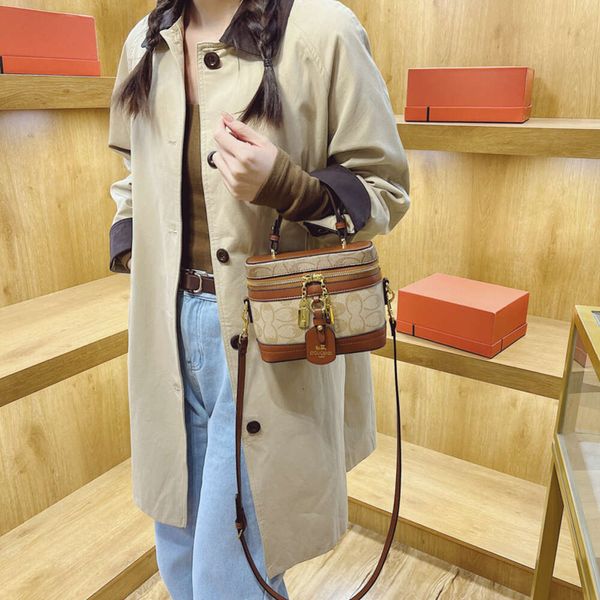 Магазин оптовых дизайнерских сумок Сумка через плечо Модная маленькая лоскутная сумка контрастного цвета на 2024 год. Универсальная и стильная женская сумка.