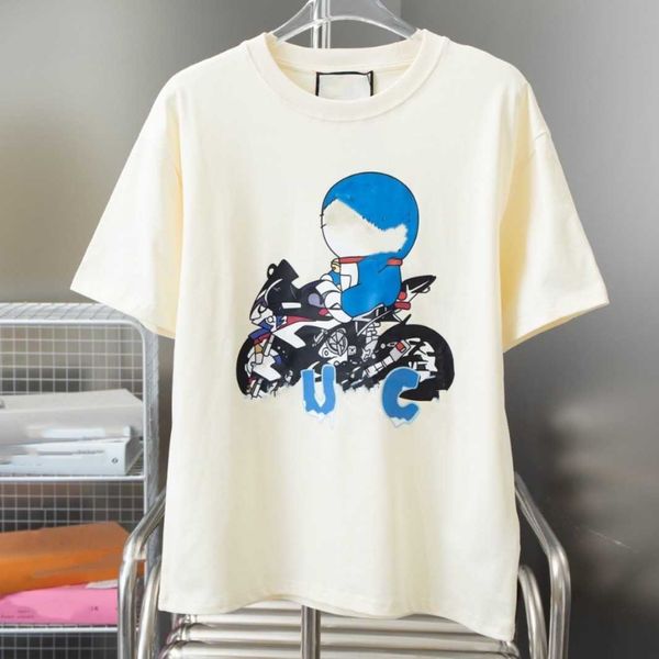 GU Correct High Version 24S Início da Primavera Nova Camiseta com Padrão Doraemon no Peito Mangas Curtas Versátil para Homens e Mulheres