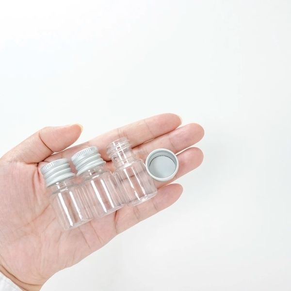 Barattoli Mini bottiglie di plastica da 5 ml con kit da viaggio con tappo a vite in alluminio Barattolo portatile in PET ricaricabile a prova di perdite sano