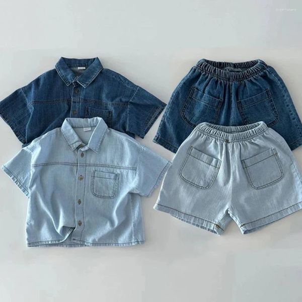 Комплекты одежды 2024 Детский джинсовый однотонный костюм для мальчиков и девочек с короткими рукавами, летняя спортивная одежда для отдыха, модные шорты и рубашки, 2 шт.