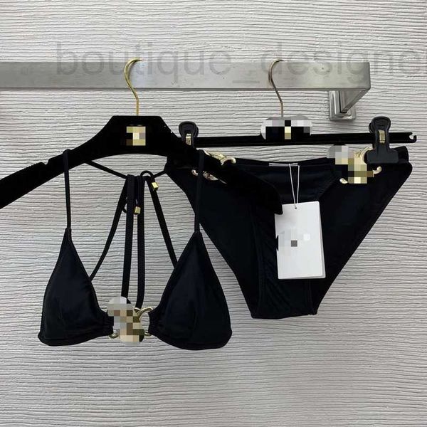 Mulheres Swimwear Designer Marca 2024 Nova Sexy Hot Spring Swimsuit Metal Três Pontos Biquíni Pequeno Peito Puro Desejo Férias FDNY